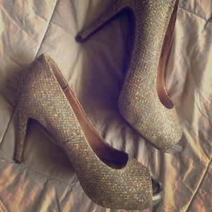 Like new XOXO sparkling gold & shimmer peep toes